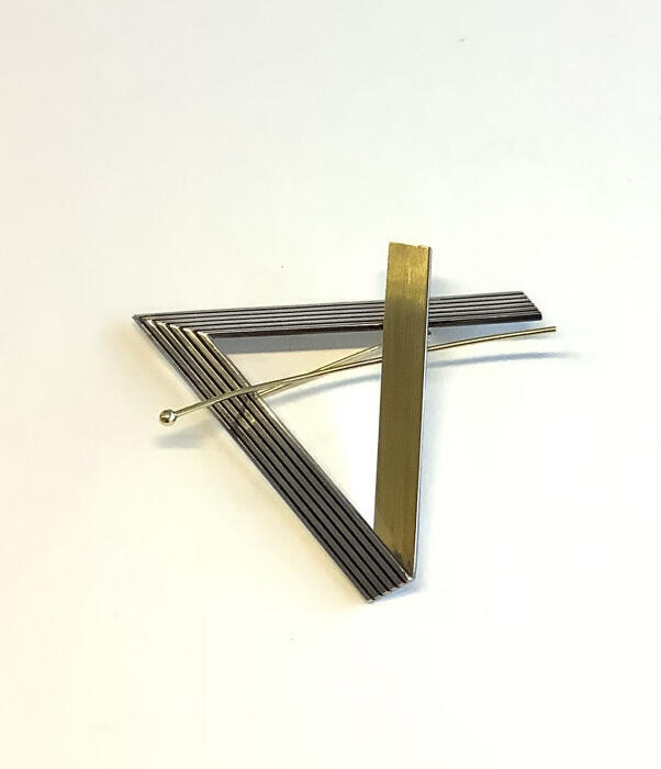 Broche in driehoekige vorm en gouddraad