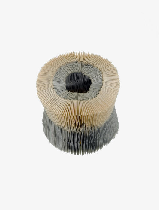 Armband van gevouwen stroken papier