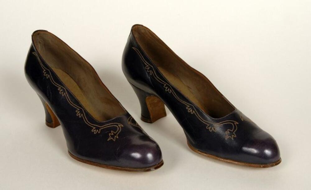 Schoenen in violetkleurig leer met opgestikt slingermotief