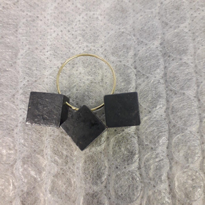 Ring met drie kubussen