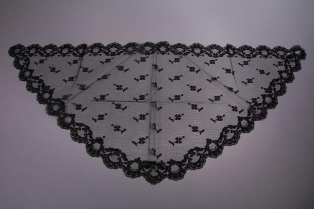 Mantilla in zwarte kant