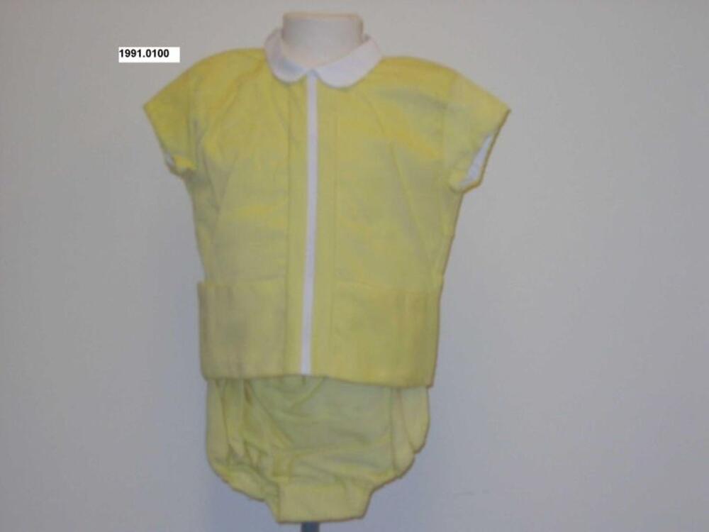 Ensemble in geel fluweel bestaande uit blouse en broek