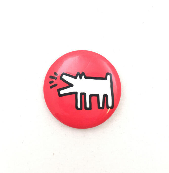 Button met een witte blaffende hond 