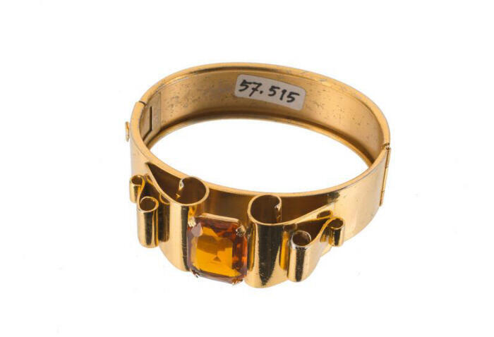 Armband met krullen en een steen