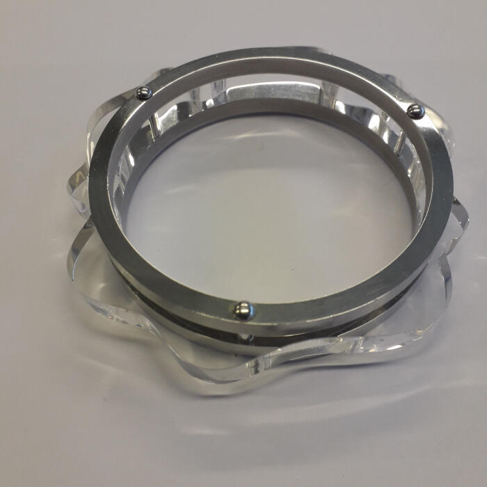Armband van aluminium en gegolfd perspex