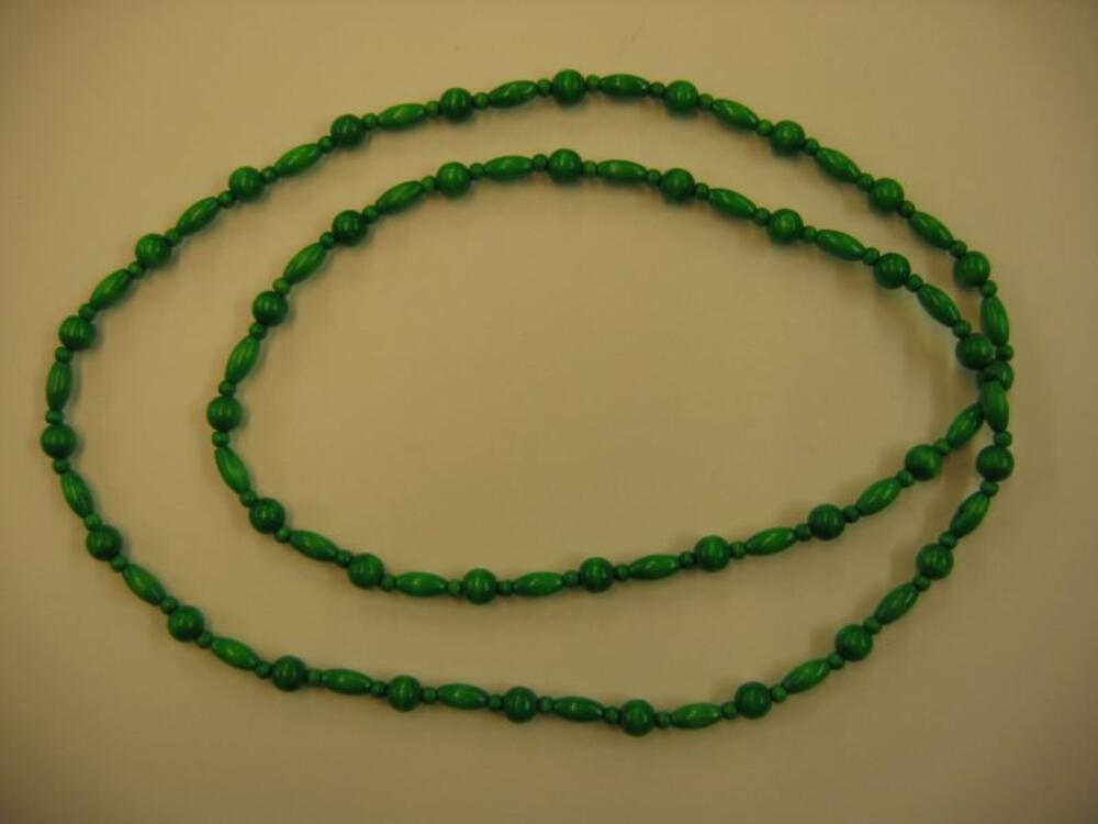 Halsketting van groene, plastic kralen