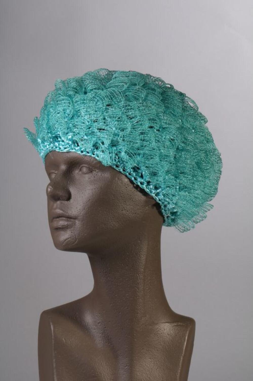 Hoed in turkooiskleurige raffia