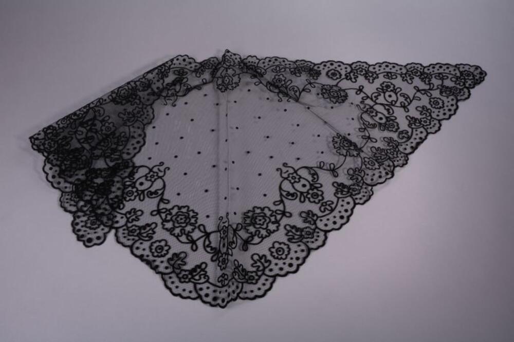 Driehoekige mantilla in zwarte tule met borduurwerk