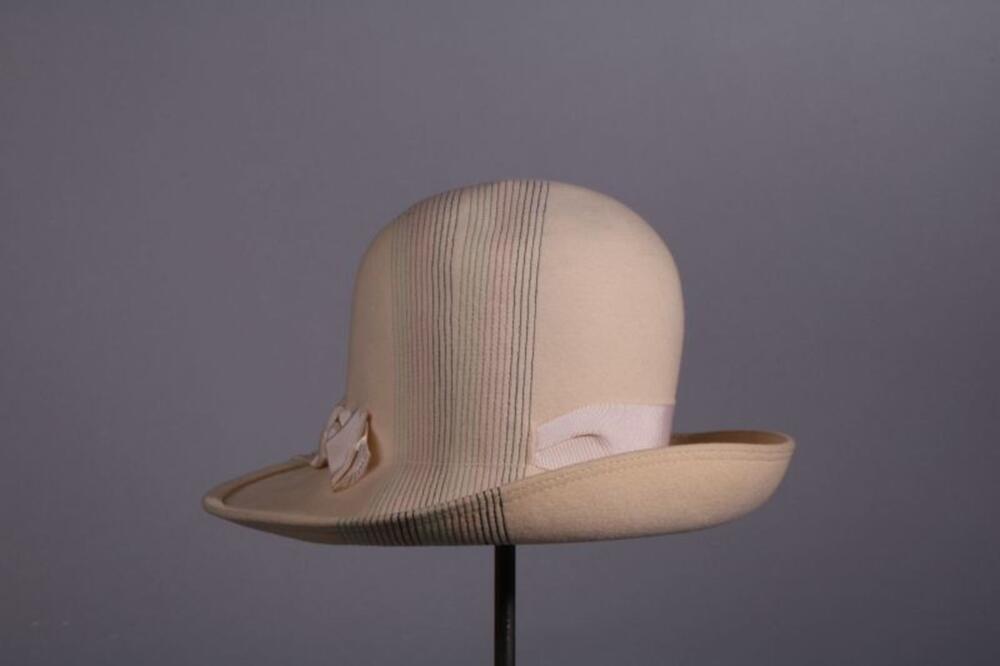 Pothoed in beige vilt