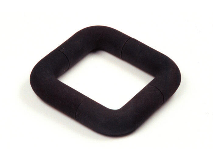 Armband van zwart rubber in vierkante vorm