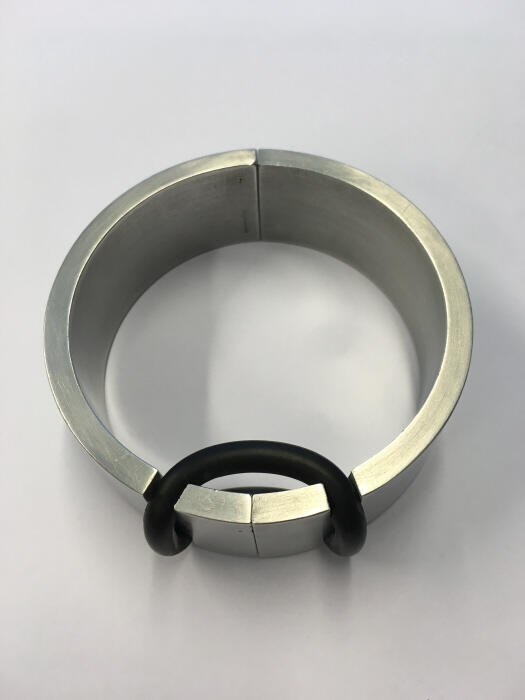 Armband waarbij twee delen verbonden zijn door een ring van rubber