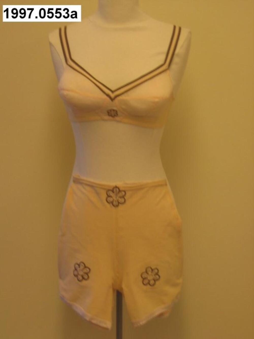 Stel in huidskleurige nylon bestaande uit bustehouder en pantybroek