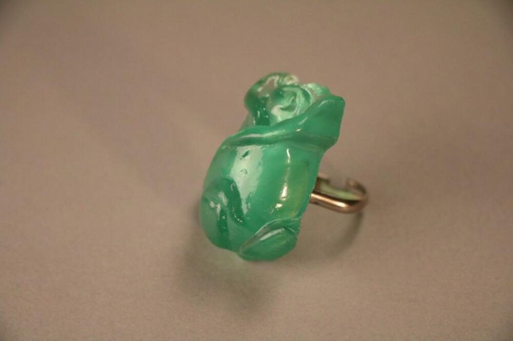 Ring in groen plastic in vorm van roos
