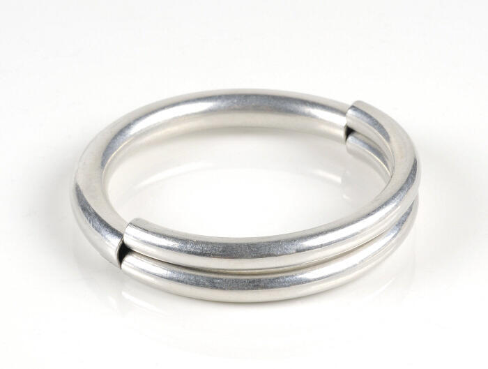 Armband die bestaat uit drie halve cirkels van een holle buis