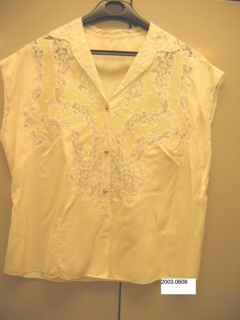 Blouse in ecrukleurige zijde met kant