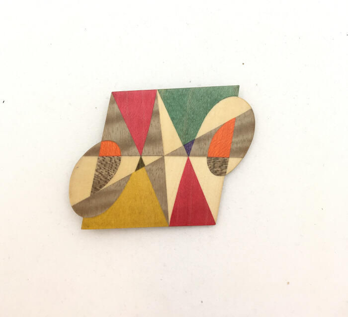 Broche met verschillende kleuren