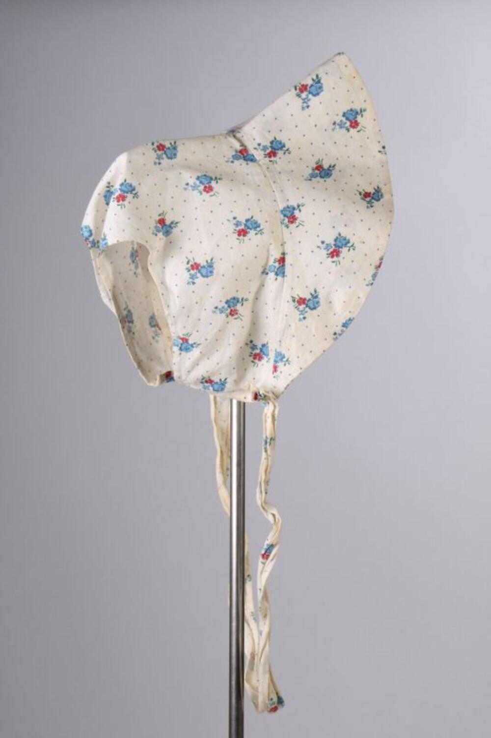 Muts in witte katoen met rood-blauwe bloemen