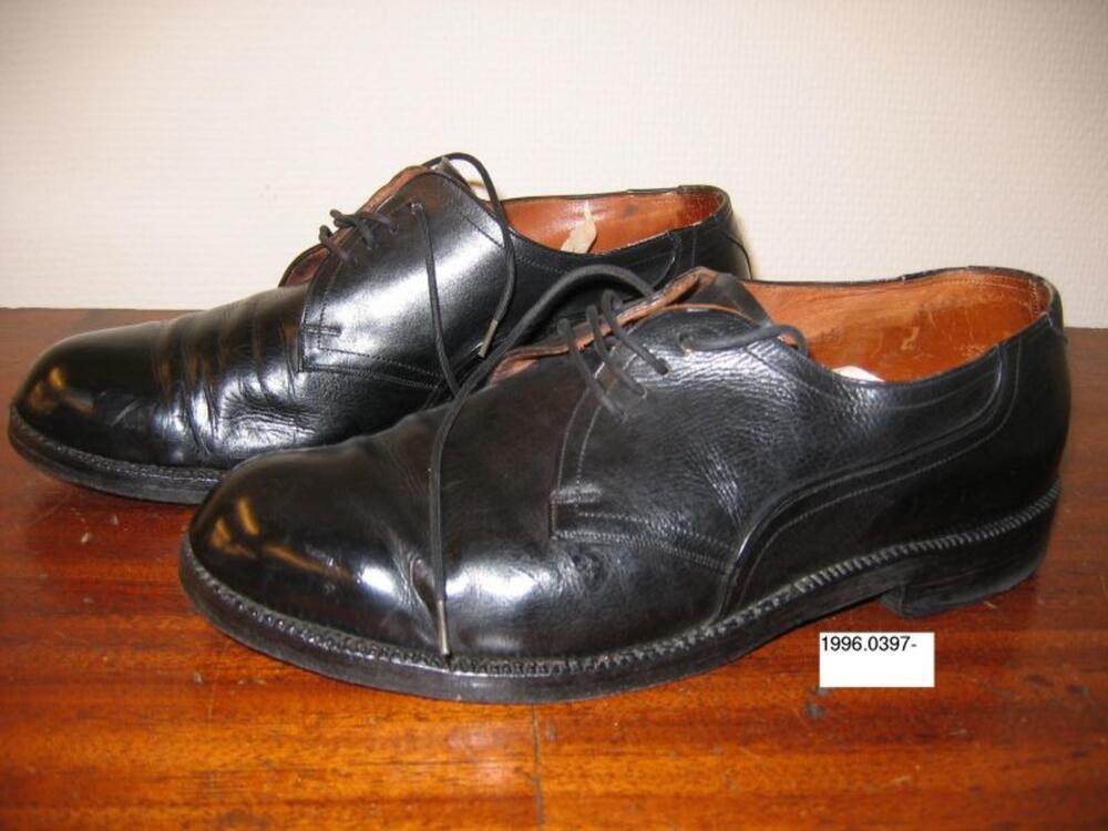 Mannenschoenen met afgeronde neus in zwart leer