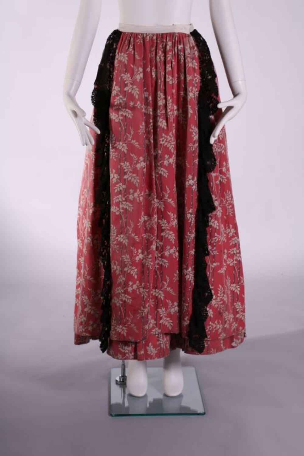 Rok in rood met witte bloemen