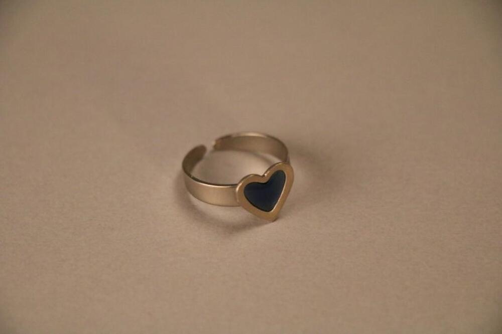 Ring in zilverkleurig metaal versierd met blauw hart