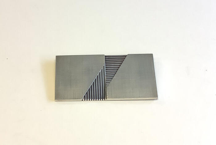 Broche rechthoekig met lijnen