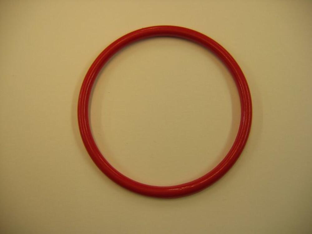 Ronde armband in rode plastic