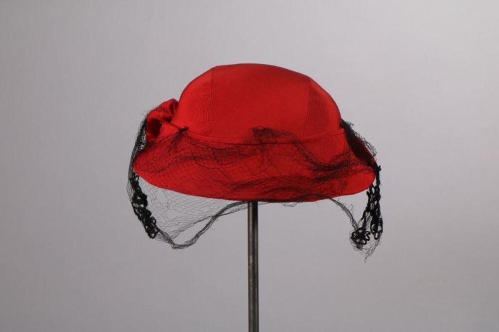 Hoed in rode gabardine met zwarte tule en fluwelen strik