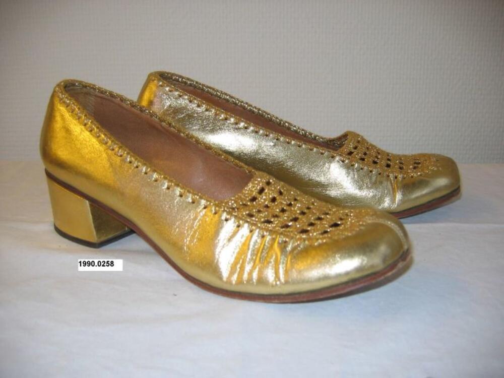 Schoenen in goudkleurig leer met blokhak