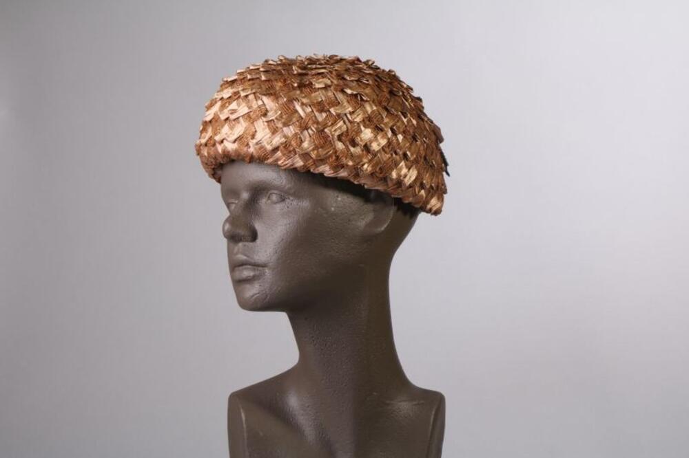 Hoed in beige raffia met strik in beige en groene ottoman