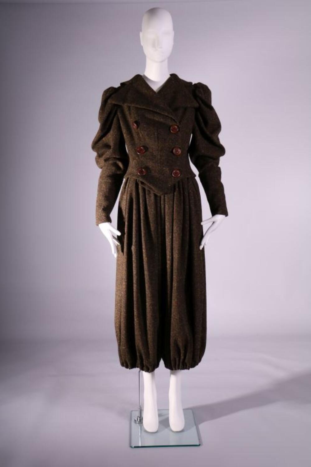 Replica ensemble bestaande uit jasje en broek in bruine tweed