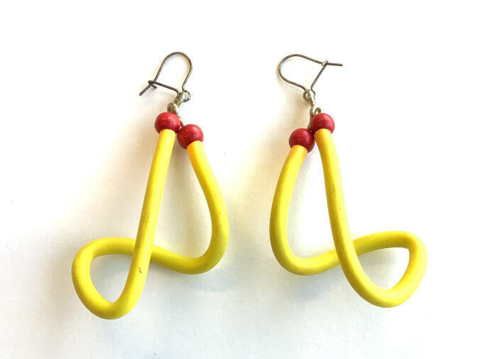 Oorhanger van geel plastic draad