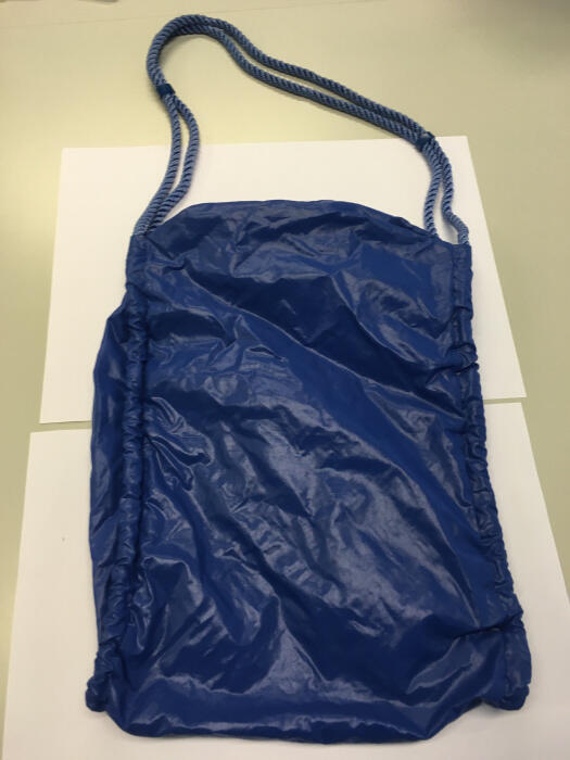 Tas van blauw nylon met draagkoord