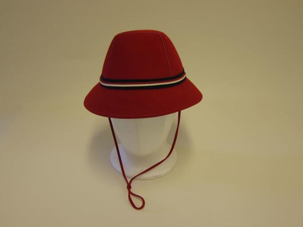 Hoed in rood vilt met blauwe, witte en rode bies