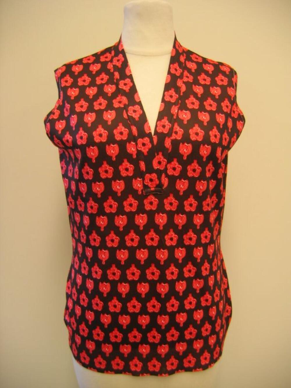 Mouwloze blouse in bruin tricot met rode bloemen