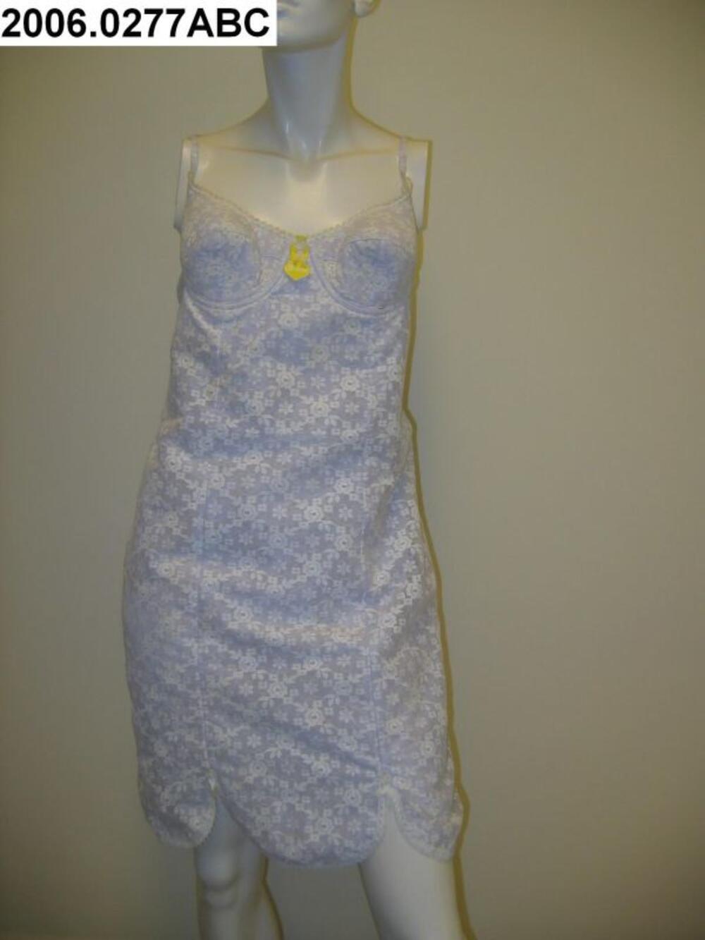 Babydoll van mauve nylon overtrokken met witte kant bestaande uit onderjurk, onderbroek en…