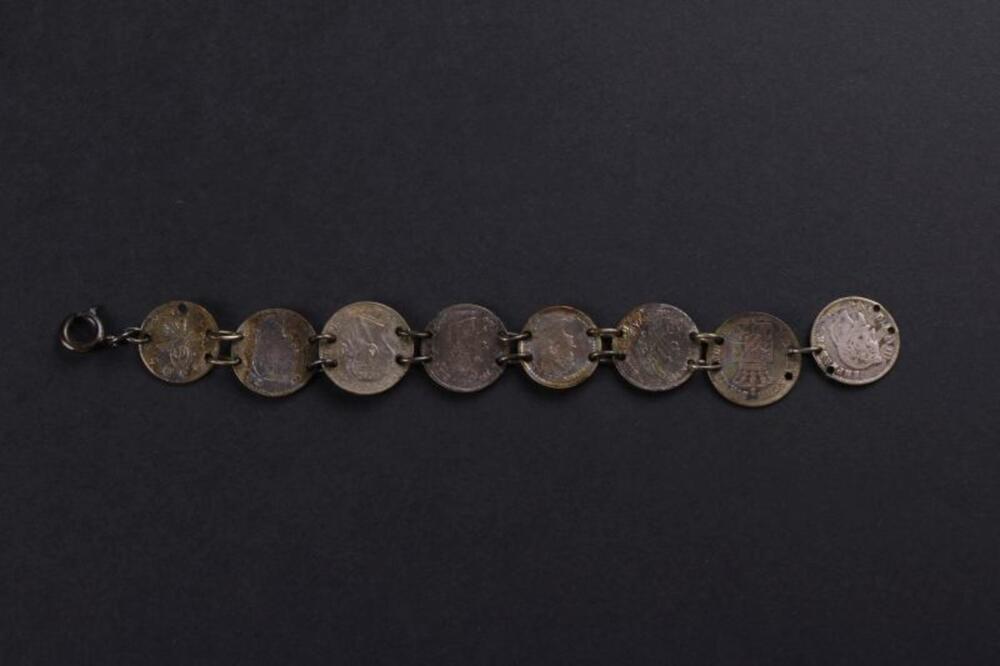 Armband in metaal met negen munten