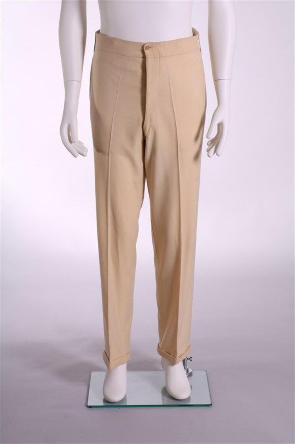 Broek in crèmekleur met knoopsluiting en omslag aan de pijpen