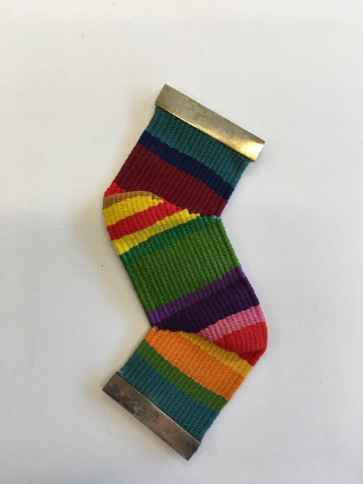 Broche in zig-zag vorm van geweven borduurgaren