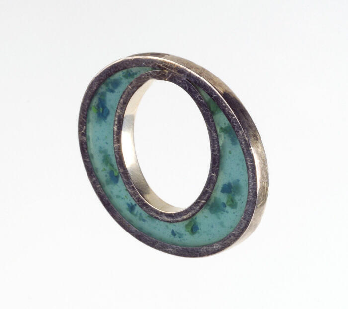 Ring met groene hars