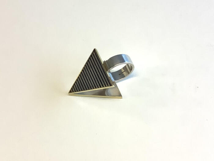 Ring met twee driehoeken in dakvorm