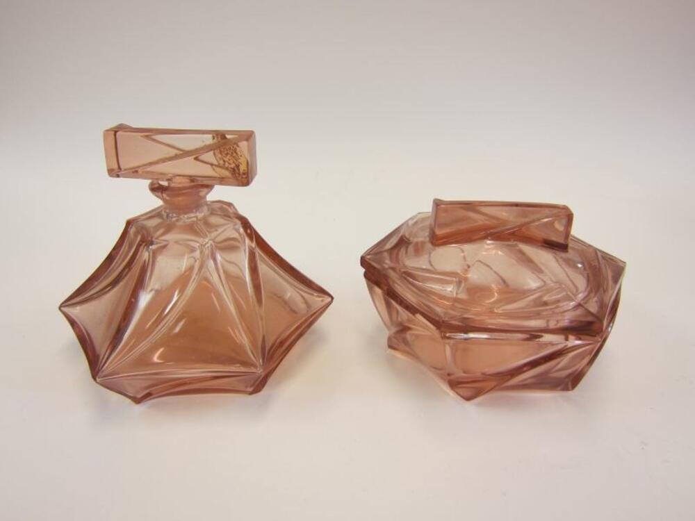Roze toiletset in geslepen glas bestaande uit een zeepbak en een parfumfles