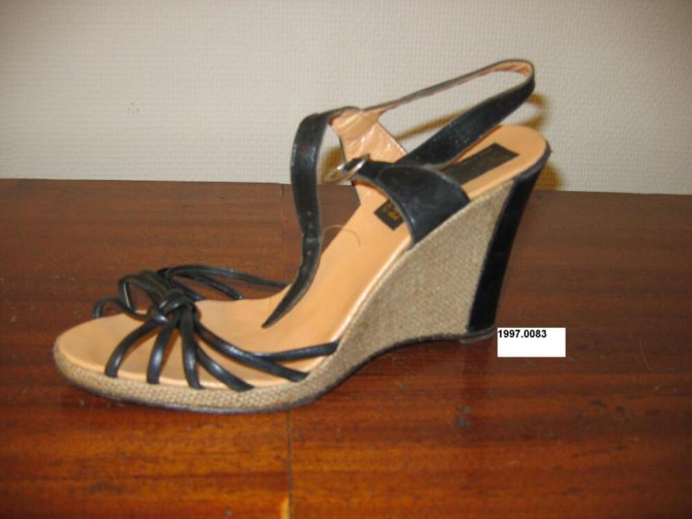 Sandalen in zwartleer met sleehak overtrokken met linnen