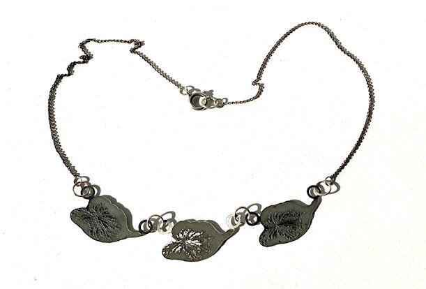 Ketting met versiering van drie bladvormen