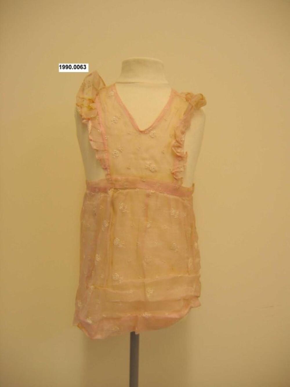 Overgooier in roze organza met witte geborduurde bloemen