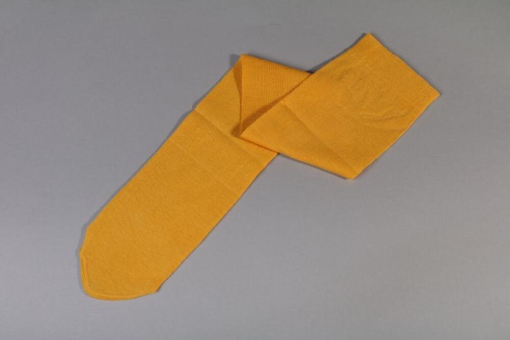4 paar panty's, 3 paar sokken en 6 paar kniekousen in heldere kleuren