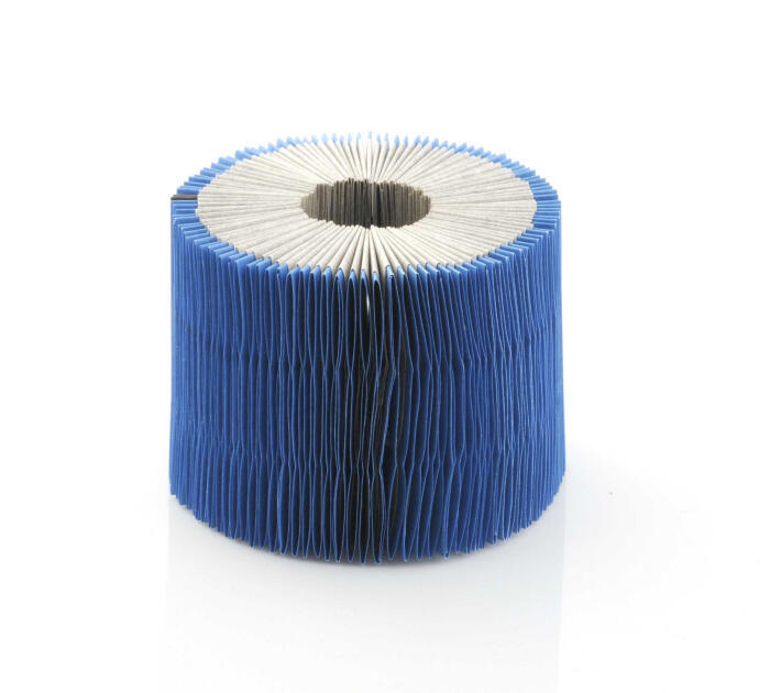 Armband van stroken gevouwen papier