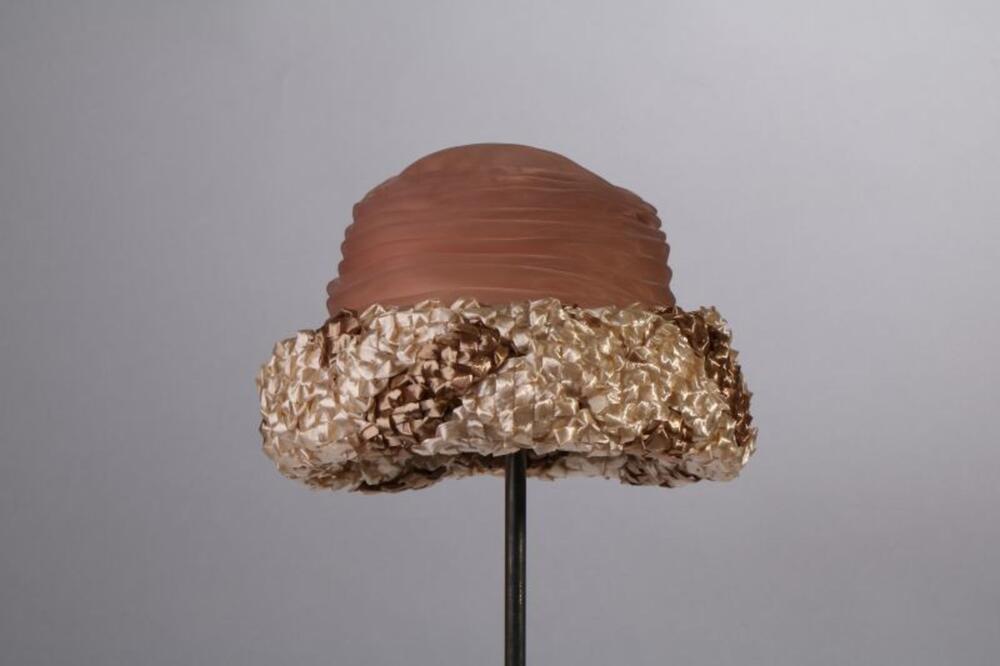 Hoed in zalmkleurige geplooide nylon en gevlochten raffia