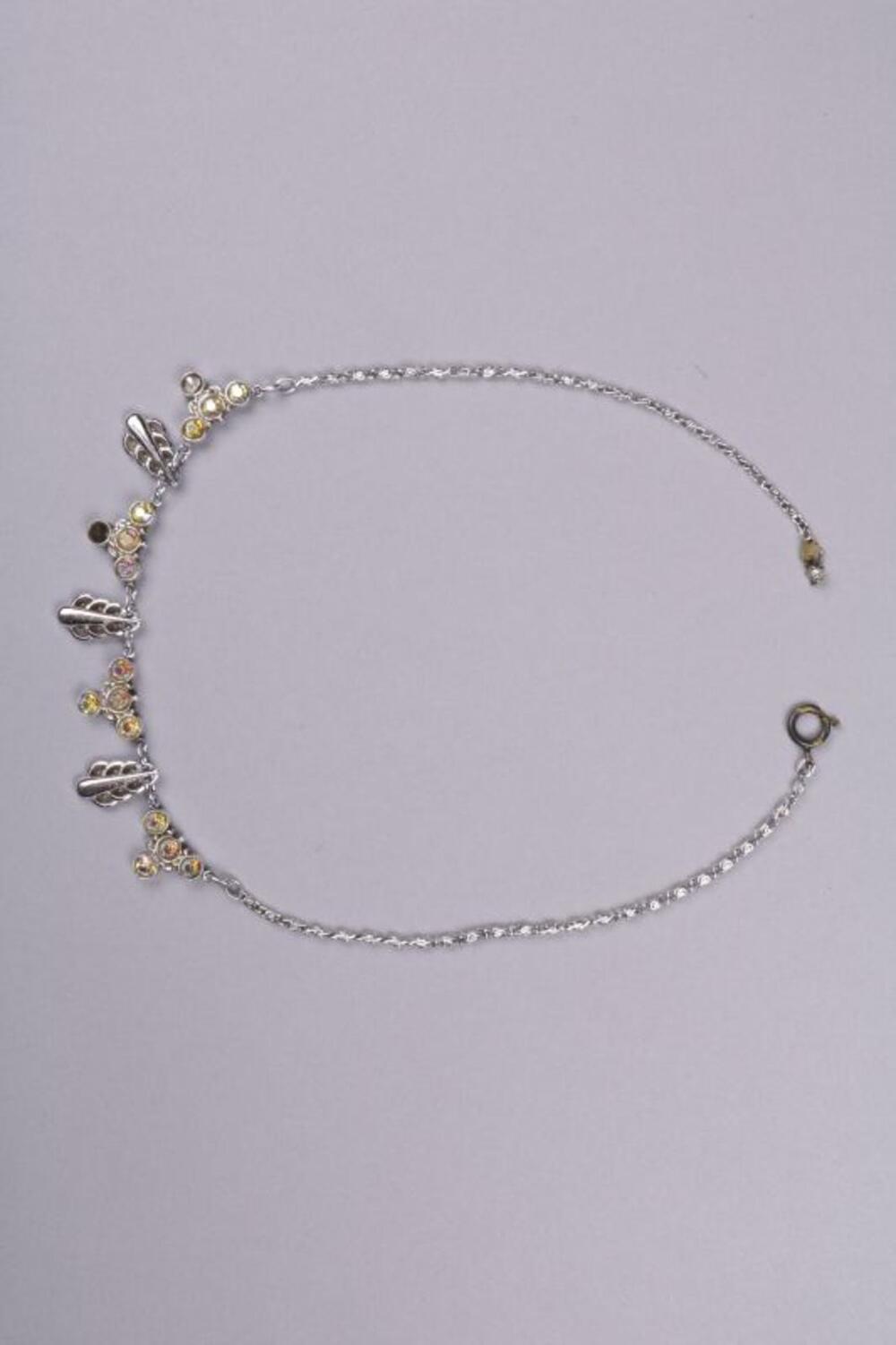 Witmetalen halsketting met hangertjes van geslepen glas