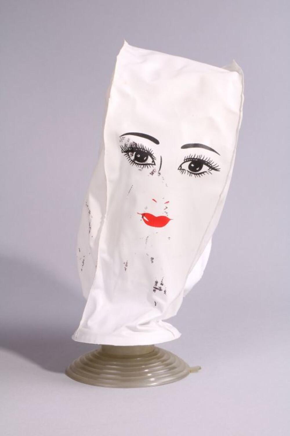 Opblaasbaar hoofd voor ondersteuning van een pruik in wit plastic