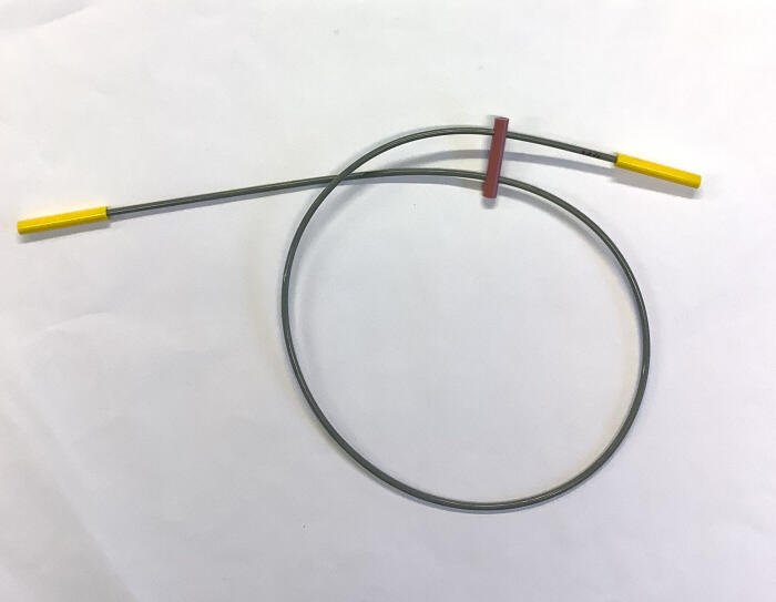 Halssieraad van gebogen plastic draad